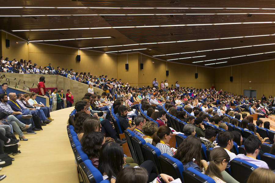 Imagen principal de la noticia 'Más de 330 estudiantes de ESO y Bachillerato de la provincia participan en el IX Congreso PIIISA en la UGR'