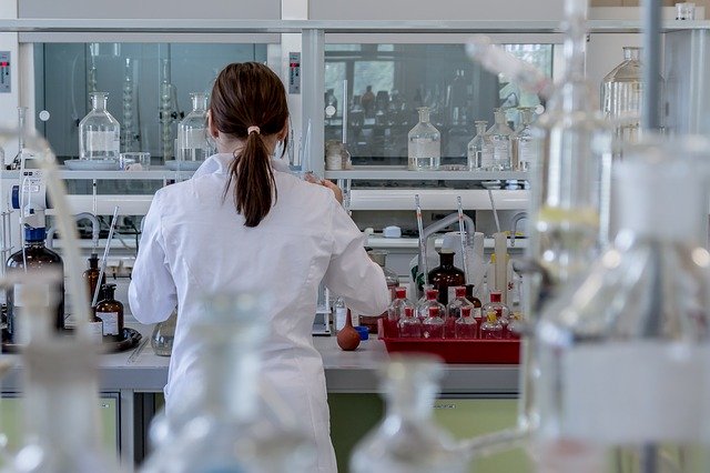 ¿Cómo se puede trabajar en un laboratorio?