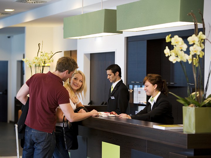 Imagen destacada de la noticia ¿Cómo ser recepcionista de hotel en Granada?