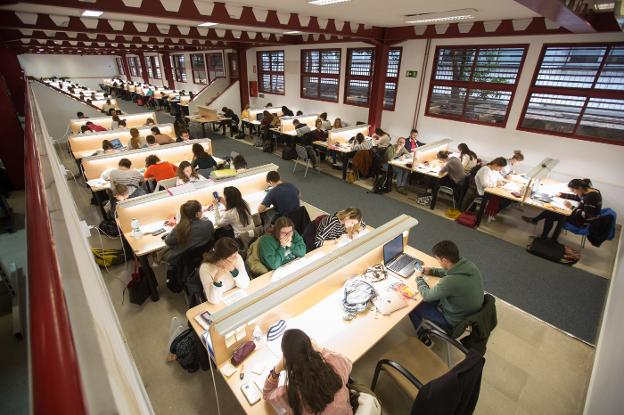 La UGR estrena su nuevo calendario de exámenes con alumnos más aplicados y las salas de estudio y bibliotecas llenas